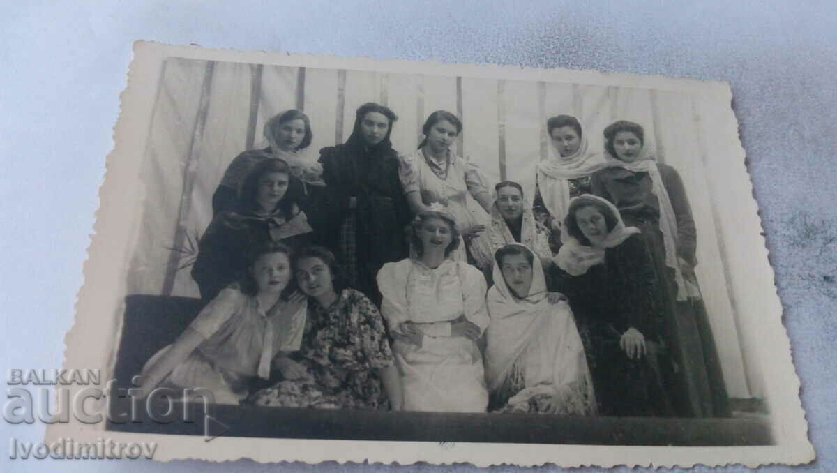 С-ка Момичета от V клас с костюми за Дъщерята на Йефта 1945