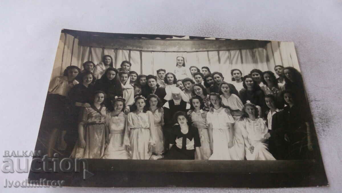 Doamna fete de clasa a 5-a în costum pentru Fiica lui Iefte 1945
