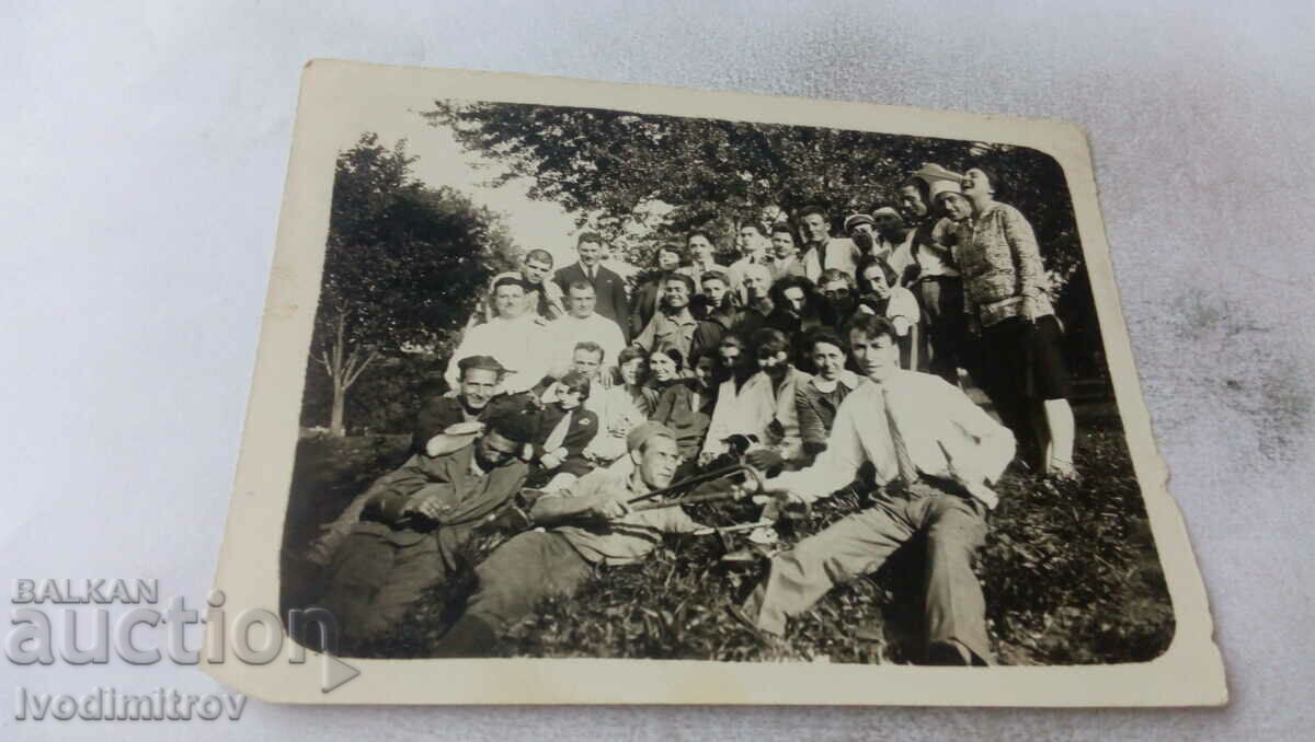 Photo Men and women on a meadow