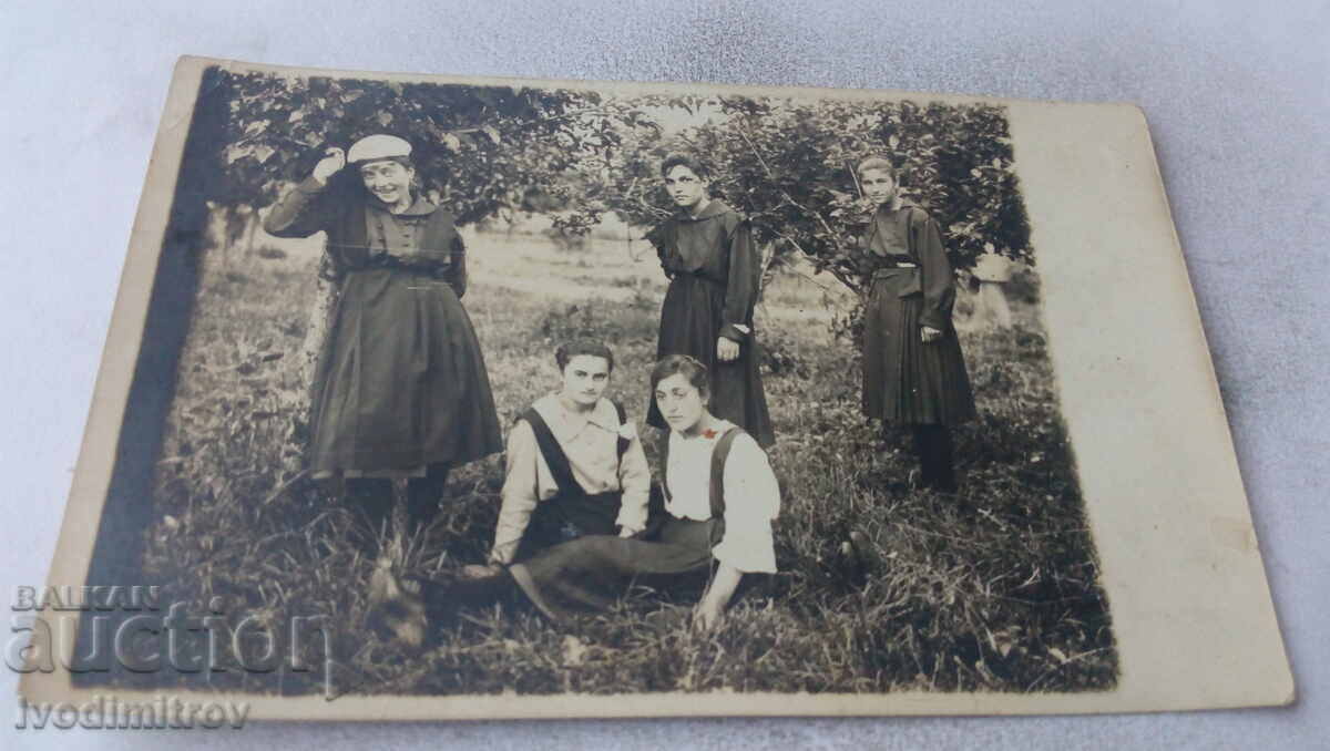 Снимка Пет млади момичета в овощна градина