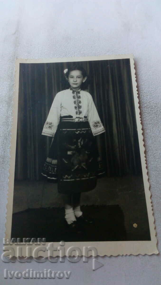 Foto Fată tânără în costum tradițional