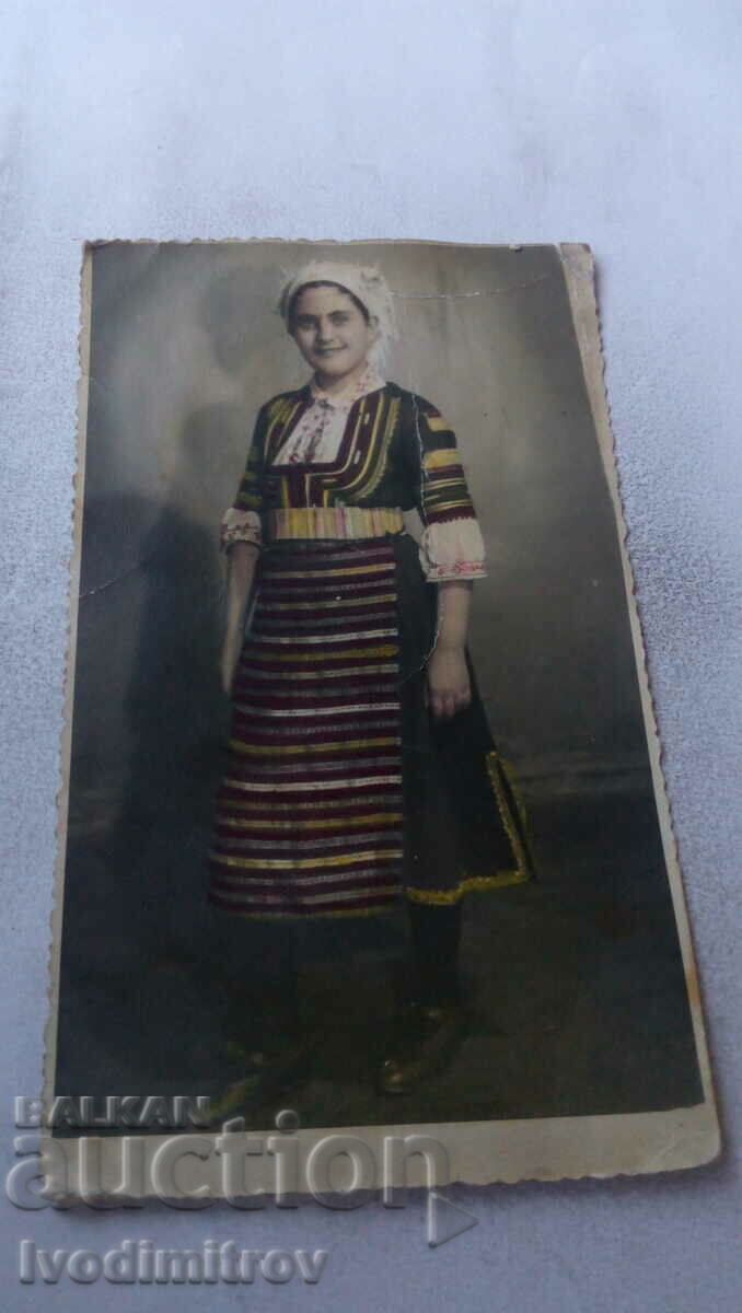 Photo Young woman in folk costume
