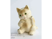 Figurina de portelan a unei pisici