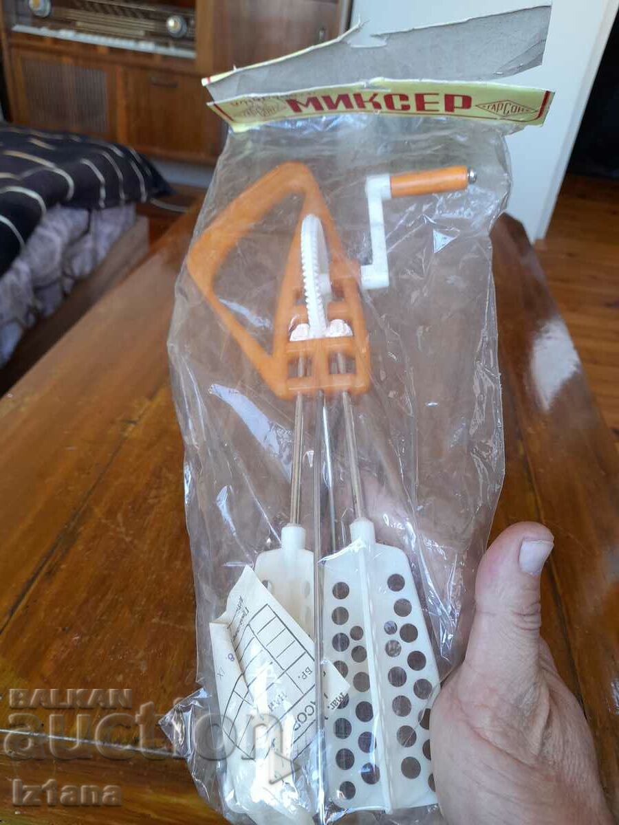 An old hand mixer with price 30.00 BGN | € 15.34 An old hand mixer with price 30.00 BGN | € 15.34