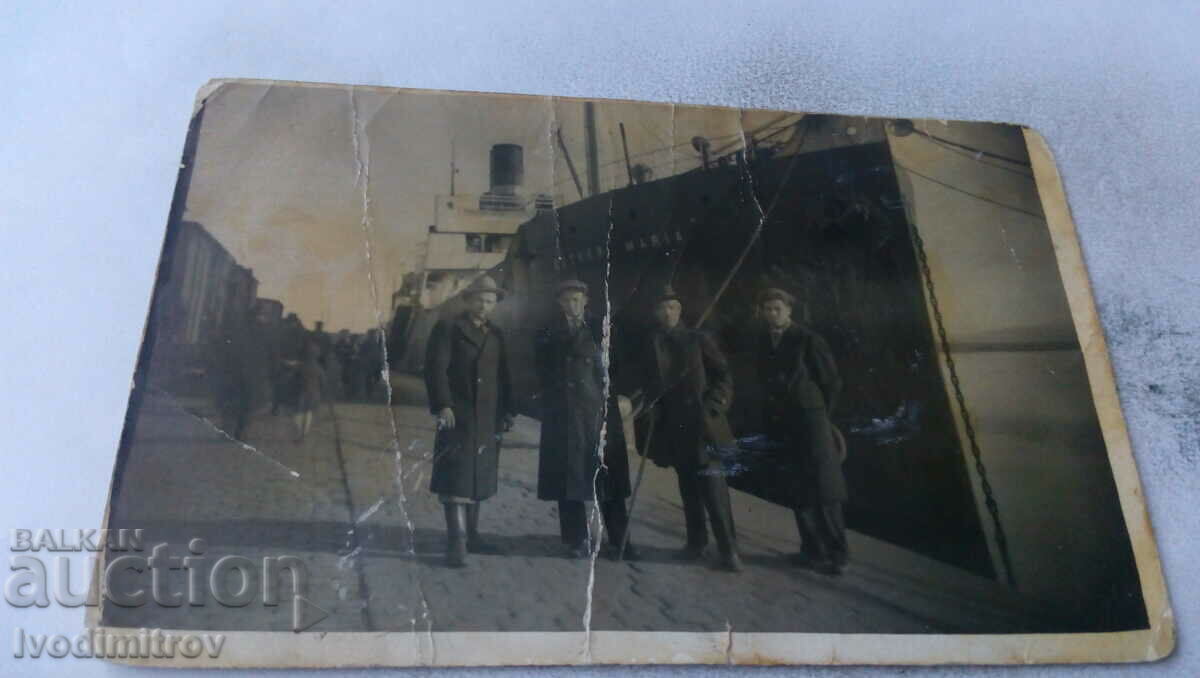 Photo Burgas Τέσσερις άνδρες στο λιμάνι δίπλα στην ΕΣΘΕΡ ΜΑΡΙΑ