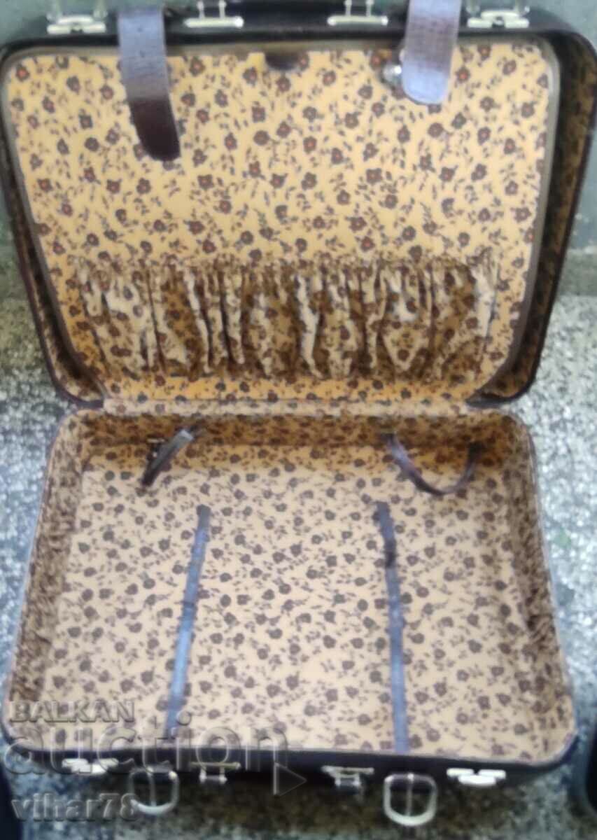 OLD SUITCASE - 7 OLD SUITCASE - 7