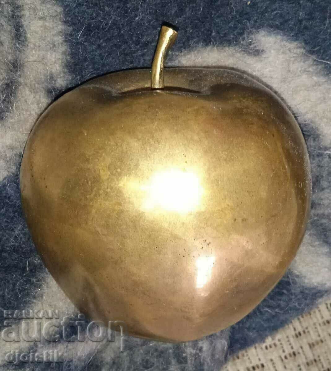 Месингова ябълка