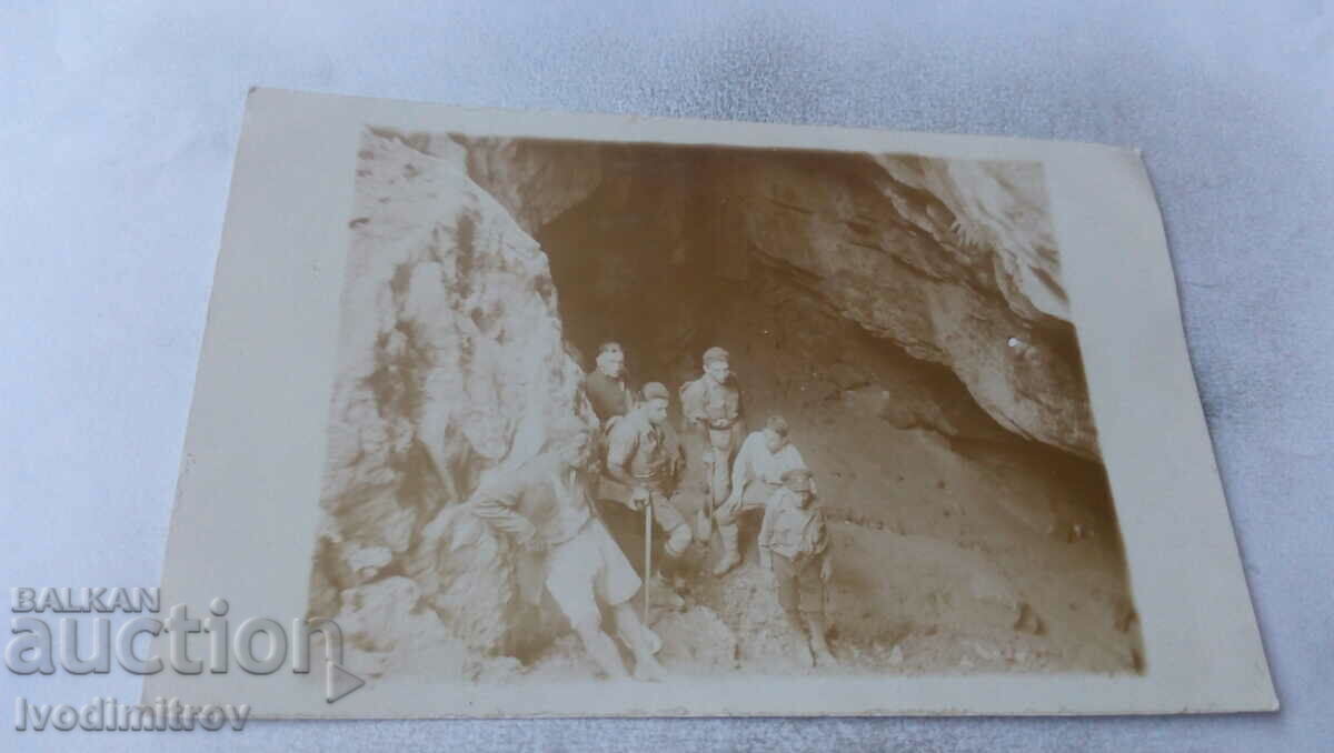 Photo Young men at the entrance of a cave