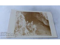 Photo Young men at the entrance of a cave