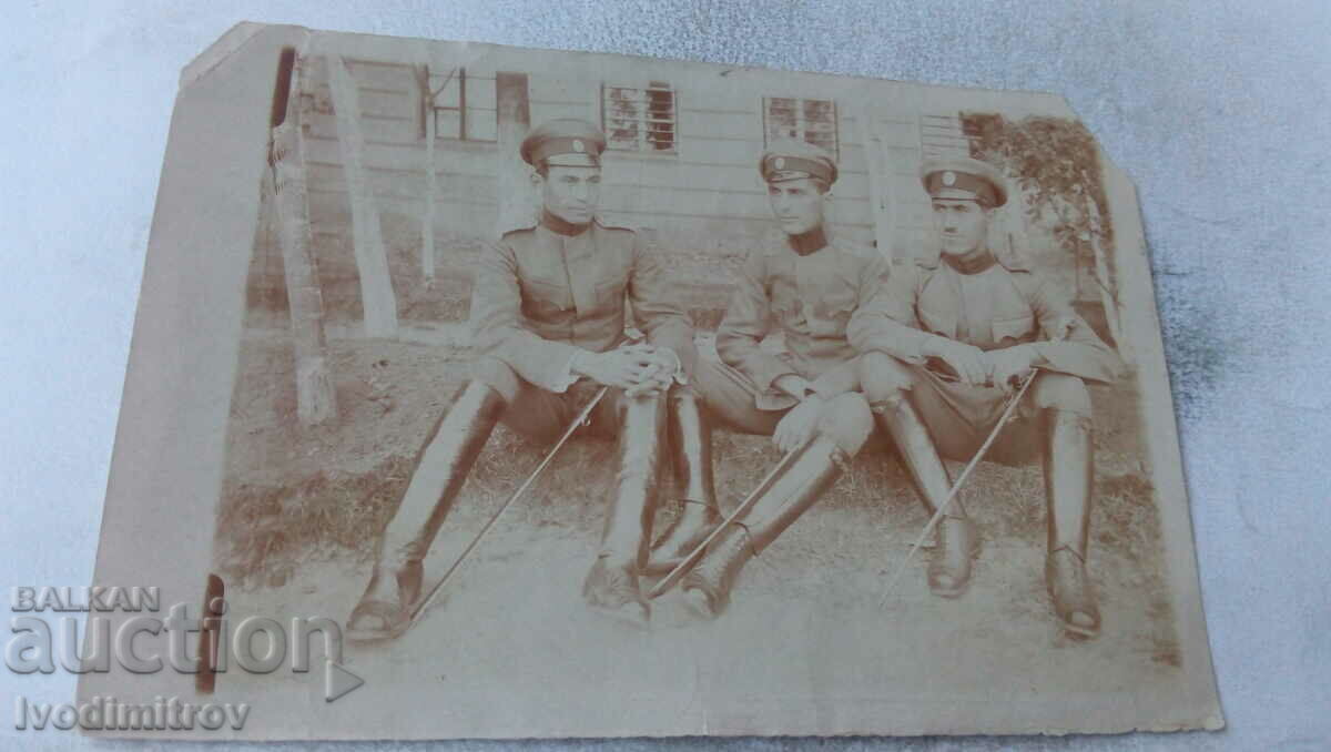 Φωτογραφία Τρεις αξιωματικοί με σπαθιά