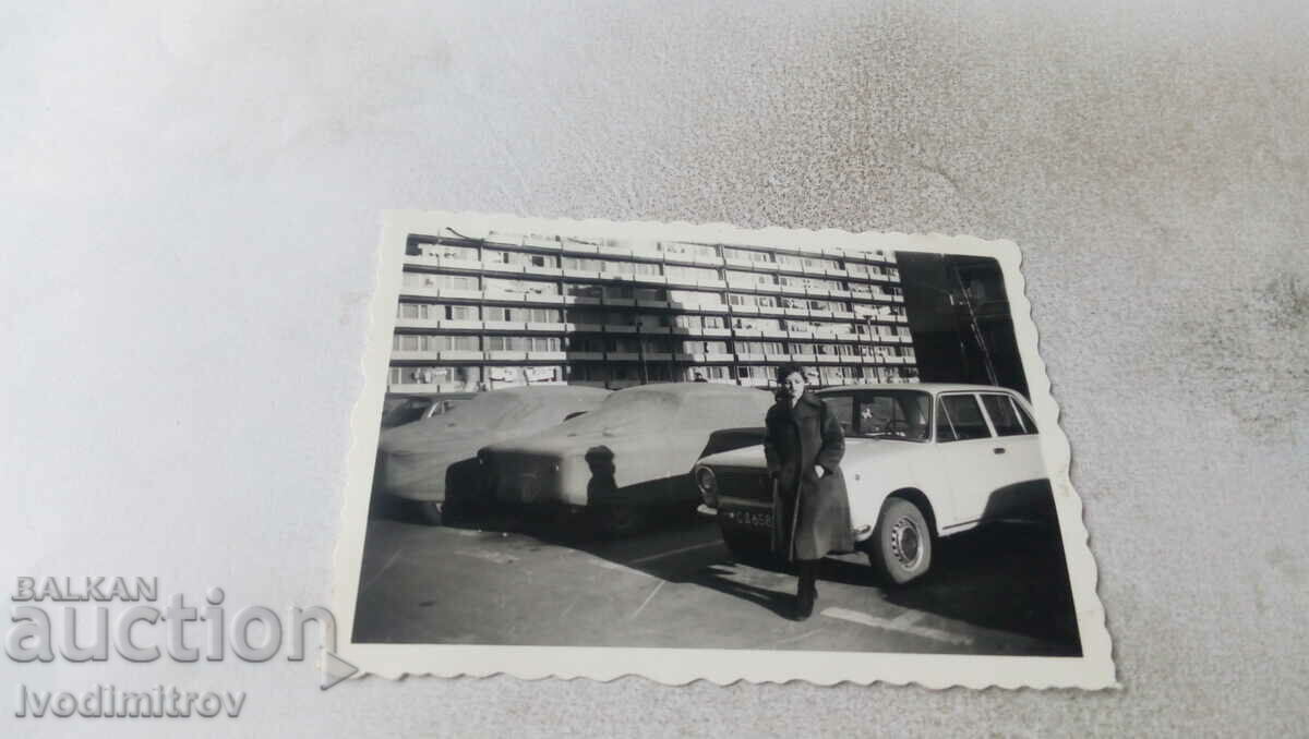 Φωτογραφία Σοφία Μια νεαρή γυναίκα μπροστά από ένα αυτοκίνητο Zhiguli
