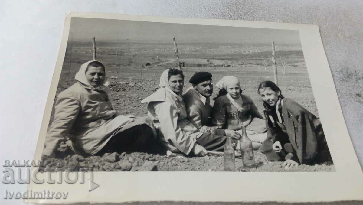 Φωτογραφία Σοφία Δραγκαλεύτση Άνδρας γυναίκες και νεαρά κορίτσια στο χωράφι