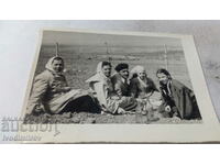 Снимка София Драгалевци Мъж жени и млади момичета в полето