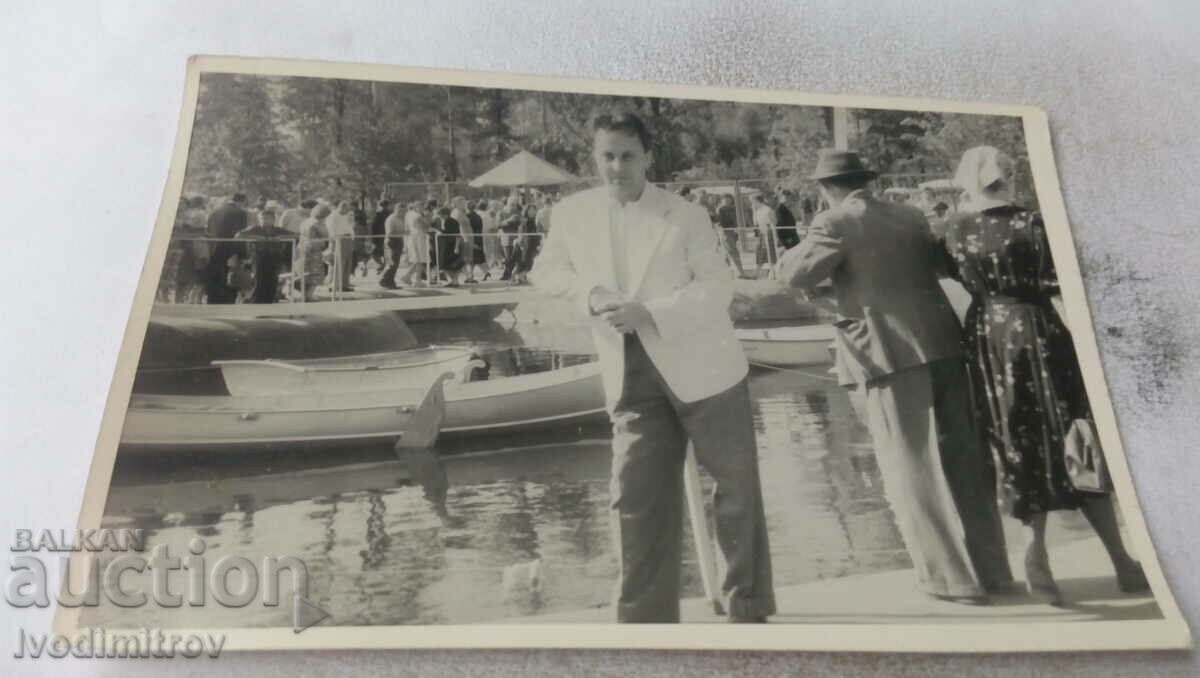 Photo Man by the lake