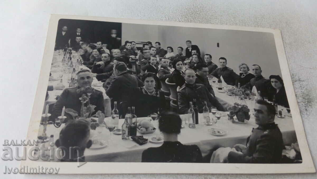 Fotografie Sofia Ofițeri bărbați și femei la cină