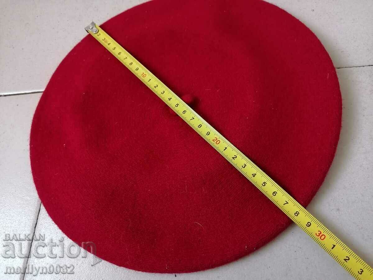Delivery of Old woolen women's beret, taque, hat