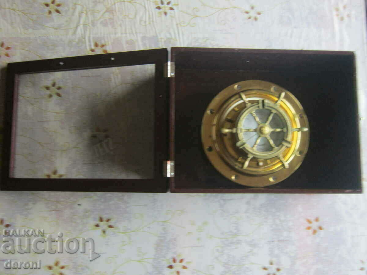 Уникален бронзов барометър рул във витрина с цена 250.00 лв. | € 127.82 Уникален бронзов барометър рул във витрина с цена 250.00 лв. | € 127.82