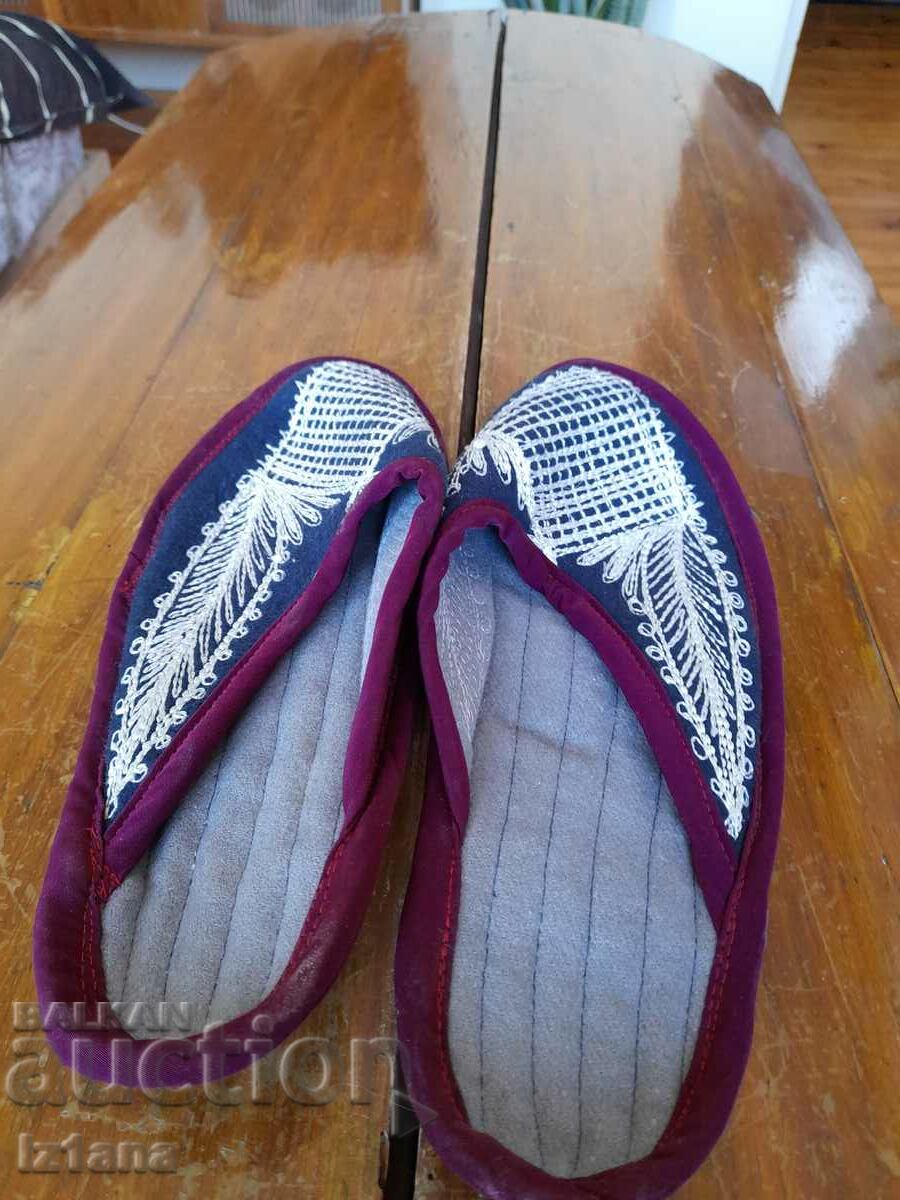 Papuci vechi, papuci cu preț 10.00 BGN | € 5.11