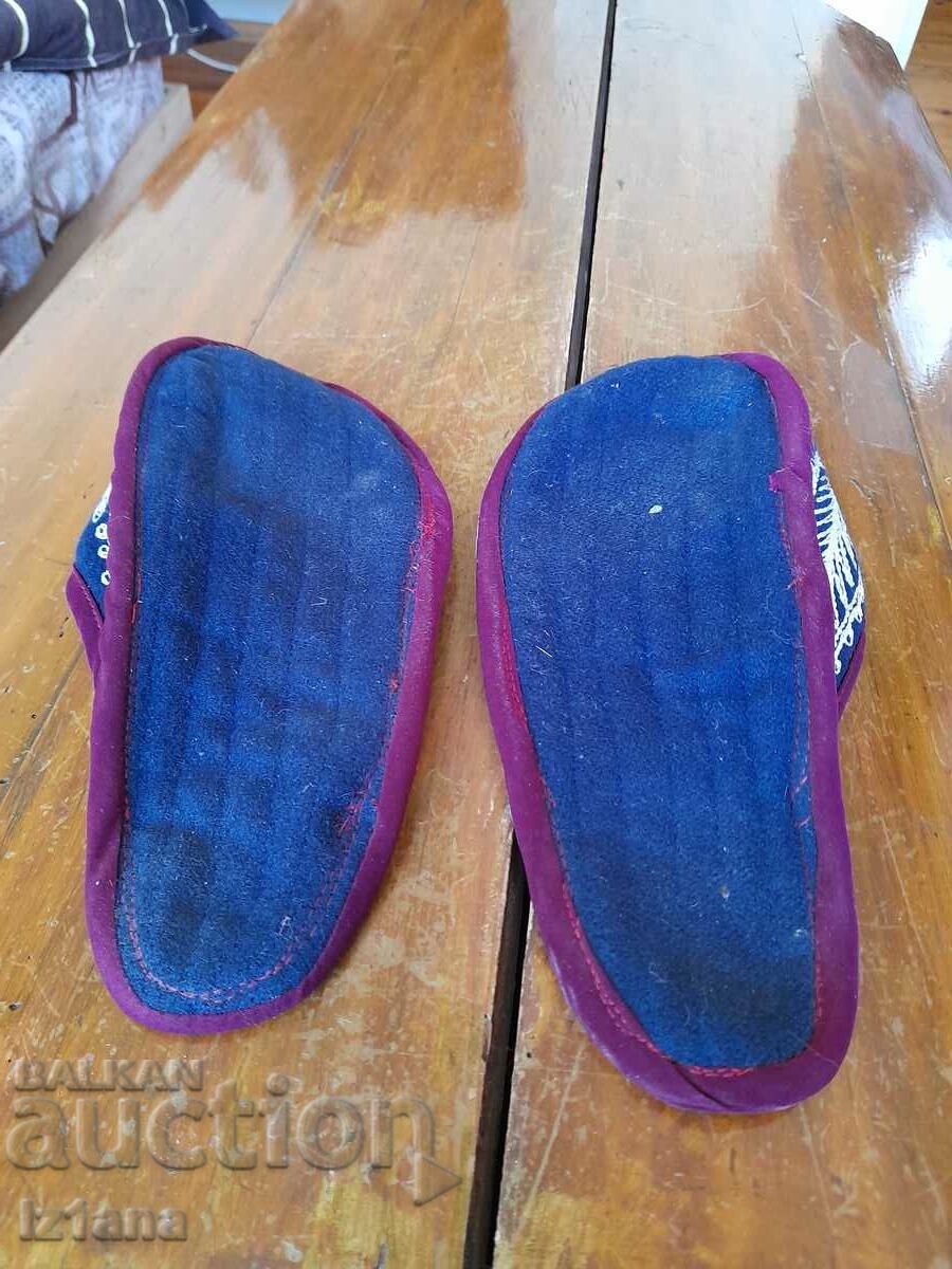 Licitație Papuci vechi, papuci