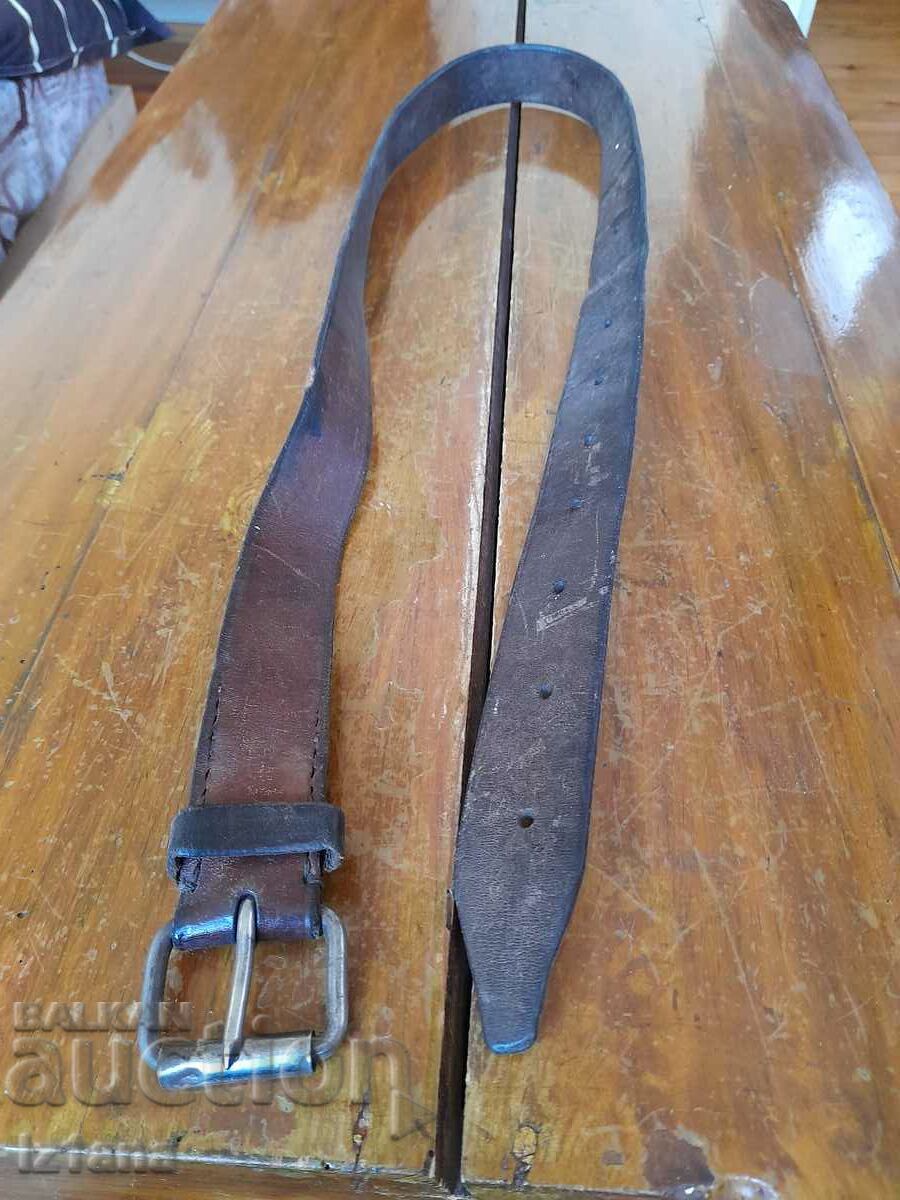 curea din piele veche cu preț 10.00 BGN | € 5.11