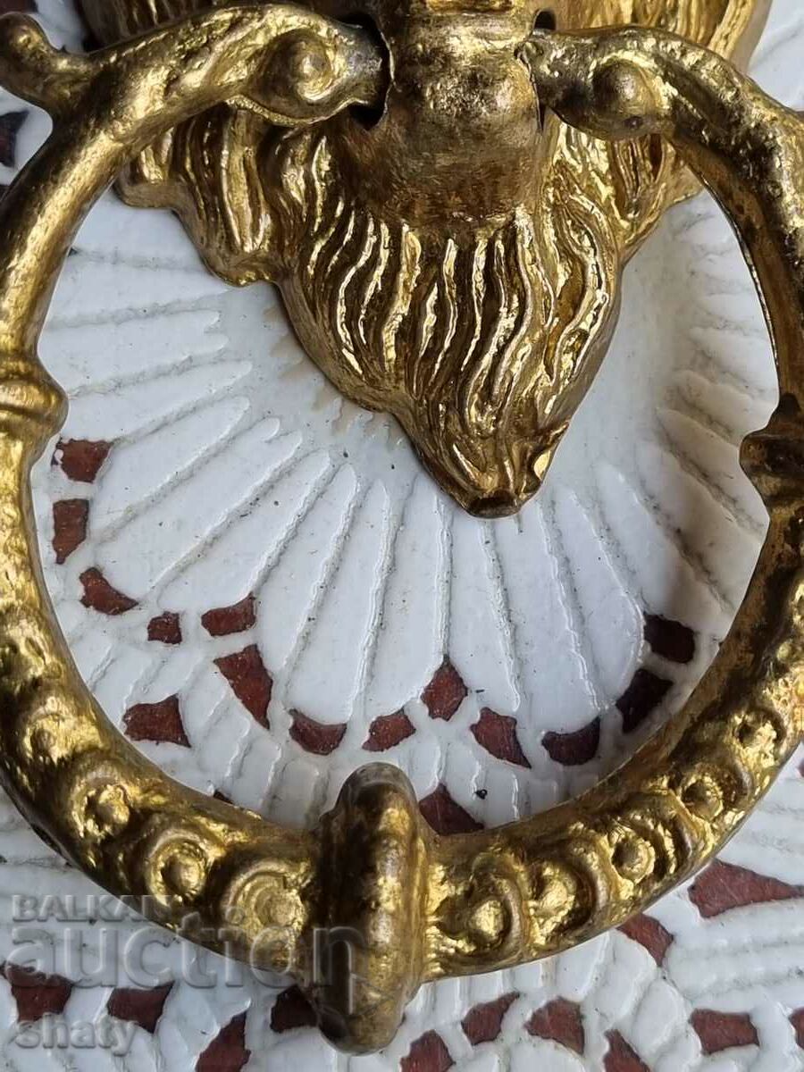 Auction  Bronze neck knock