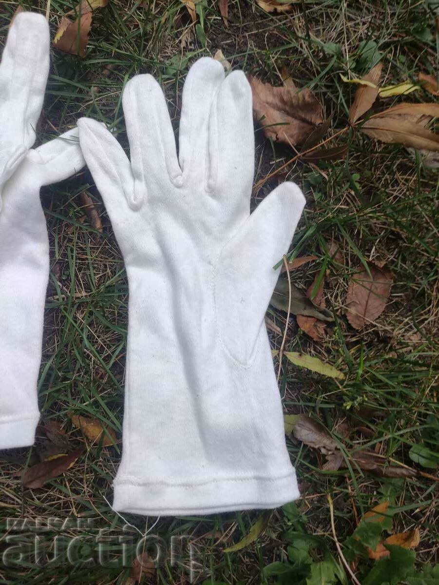 Mănuși albe cu preț 60.00 BGN | € 30.68 Mănuși albe cu preț 60.00 BGN | € 30.68