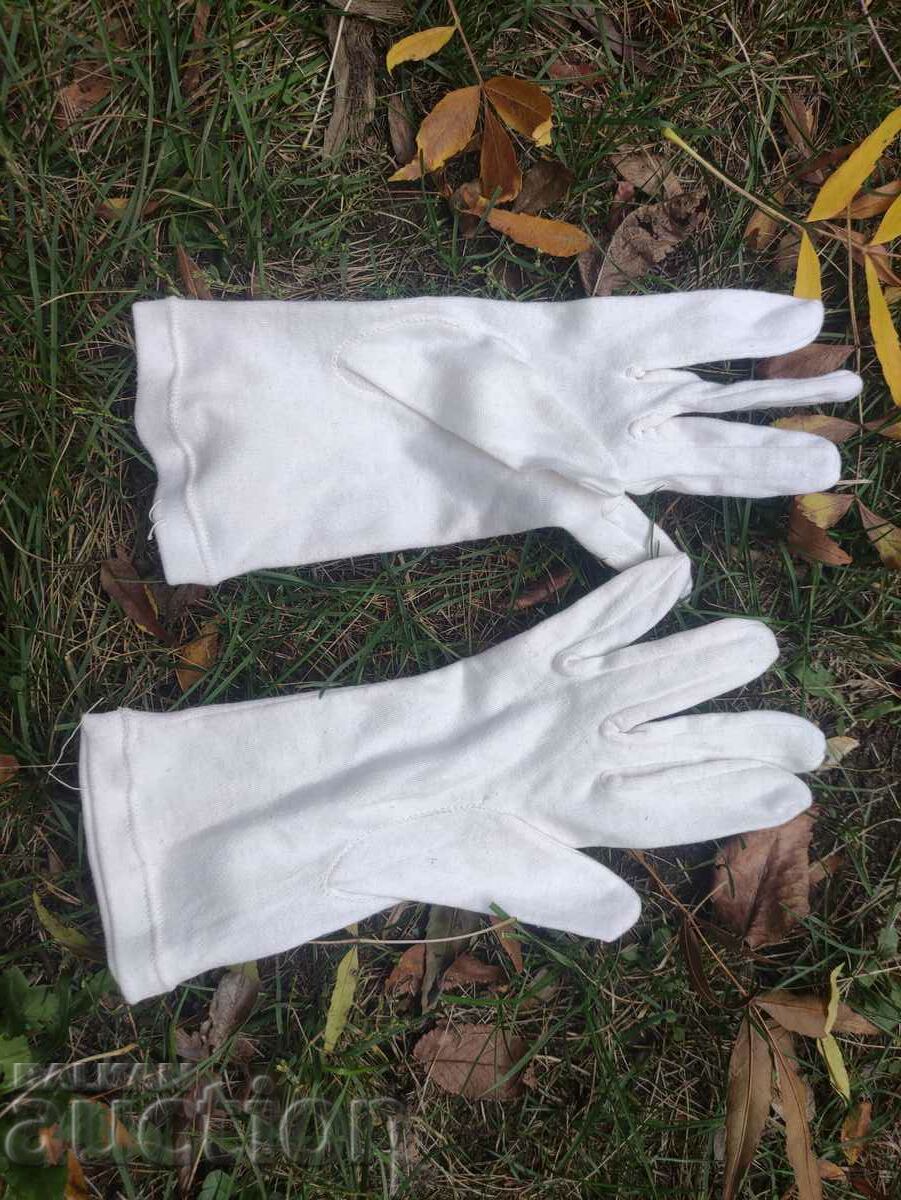 Бели ръкавици