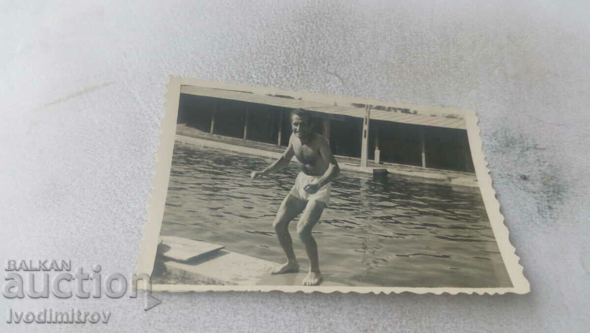 Снимка Мъж по бански покрай басейн