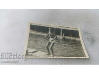 Foto Bărbat în costum de baie lângă piscină