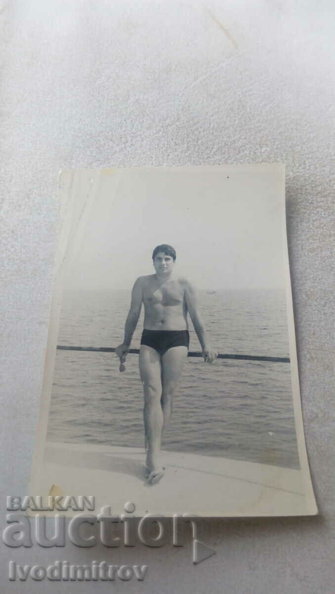 Fotografie Nessebar Bărbat în costum de baie la dig 1968