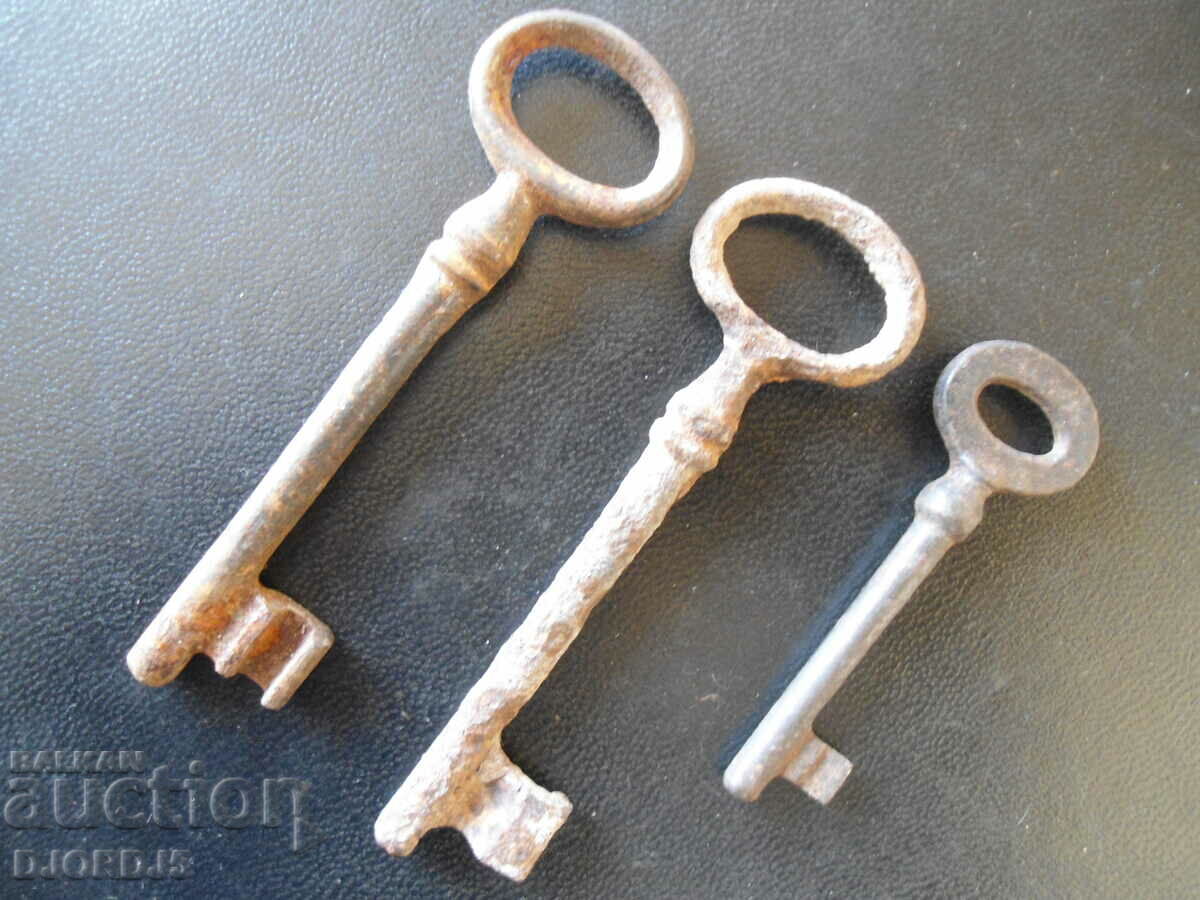 Auction Lot of old keys, 3 pieces Auction Lot of old keys, 3 pieces