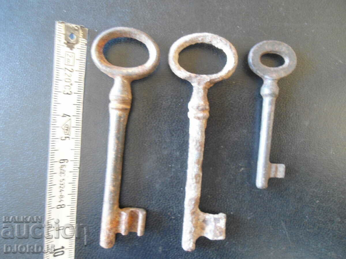 Delivery of Lot of old keys, 3 pieces Delivery of Lot of old keys, 3 pieces