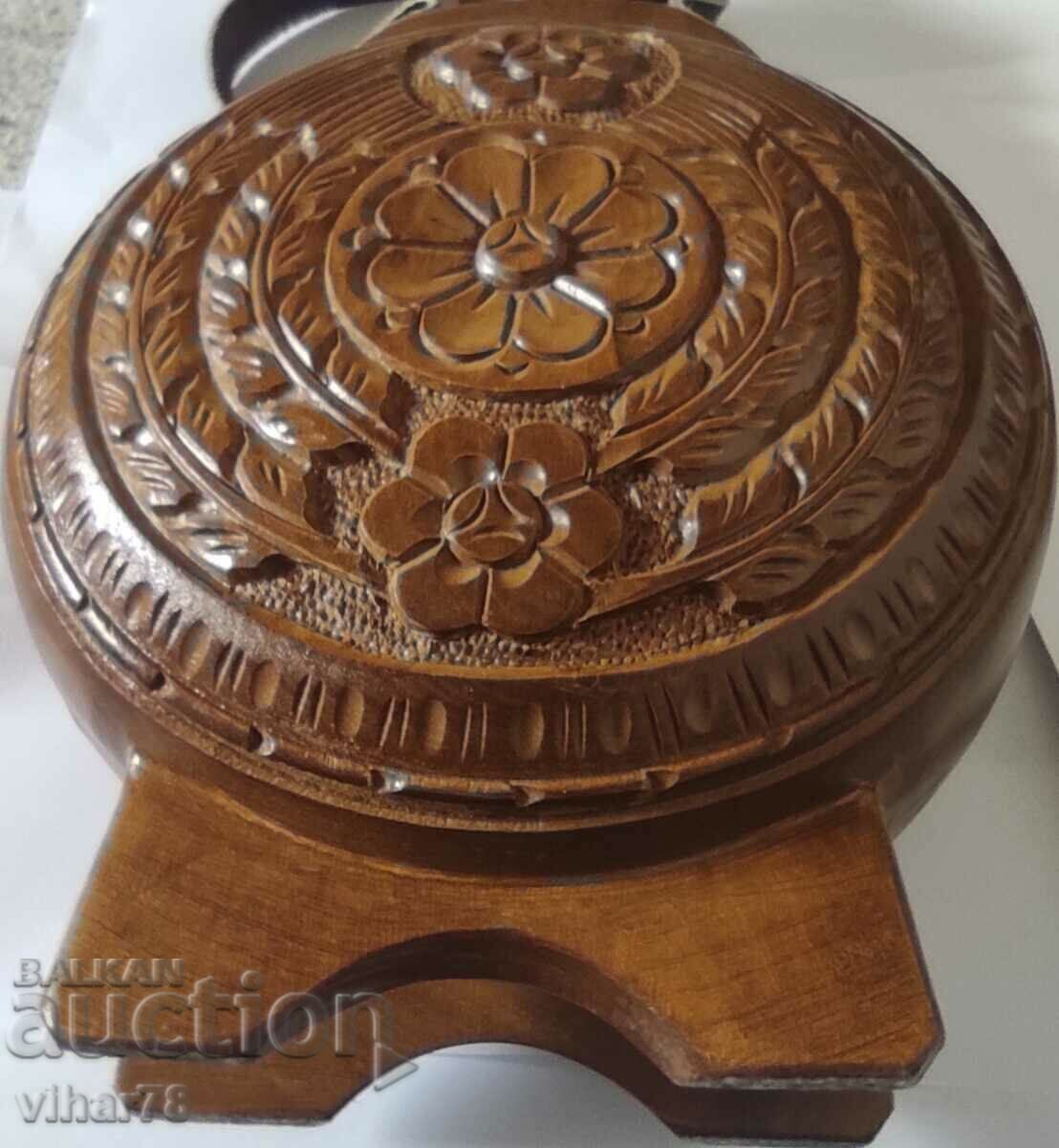 Auction  WOODEN BUCKLE - PAVUR