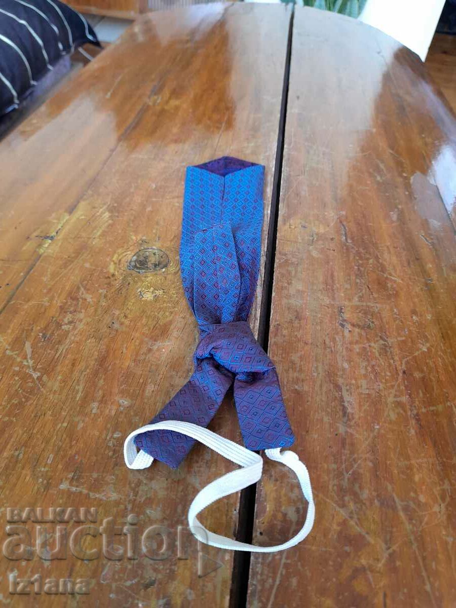 Delivery of Old children's tie Delivery of Old children's tie