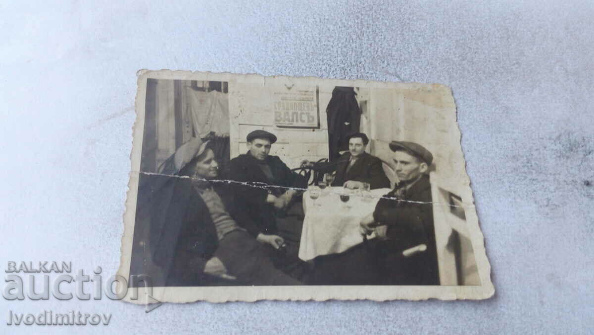 Fotografie Patru bărbați la băutură în cârciumă