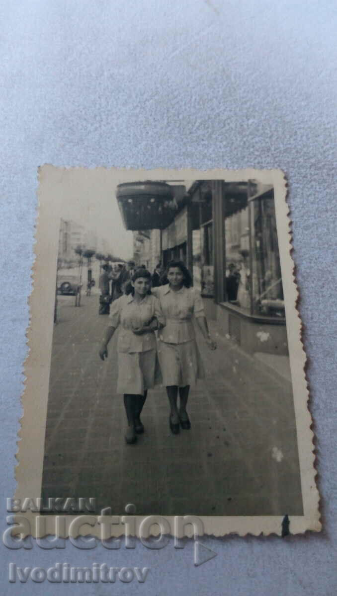 Снимка София Две млади момичета на разходка 1941
