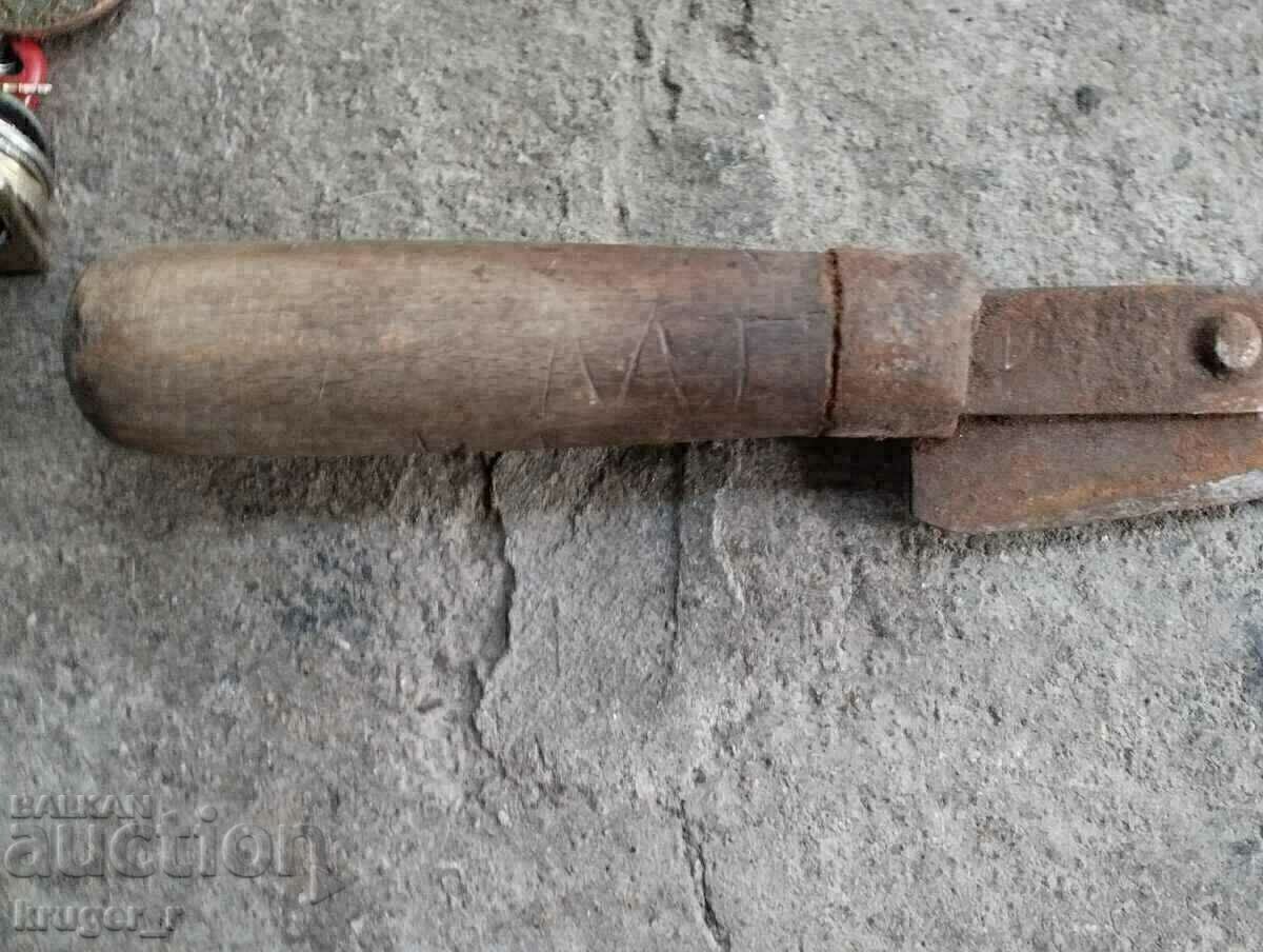 Livrarea Un cuțit de tăbăcărie foarte vechi Livrarea Un cuțit de tăbăcărie foarte vechi