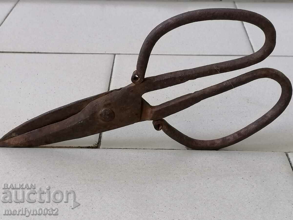 Delivery of Vintage wrought iron scissors Delivery of Vintage wrought iron scissors