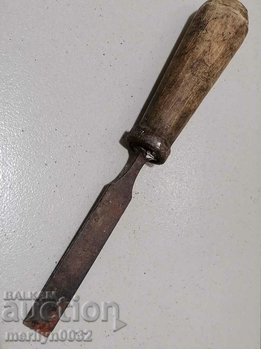Delivery of An old carving instrument, a chisel, a chisel
