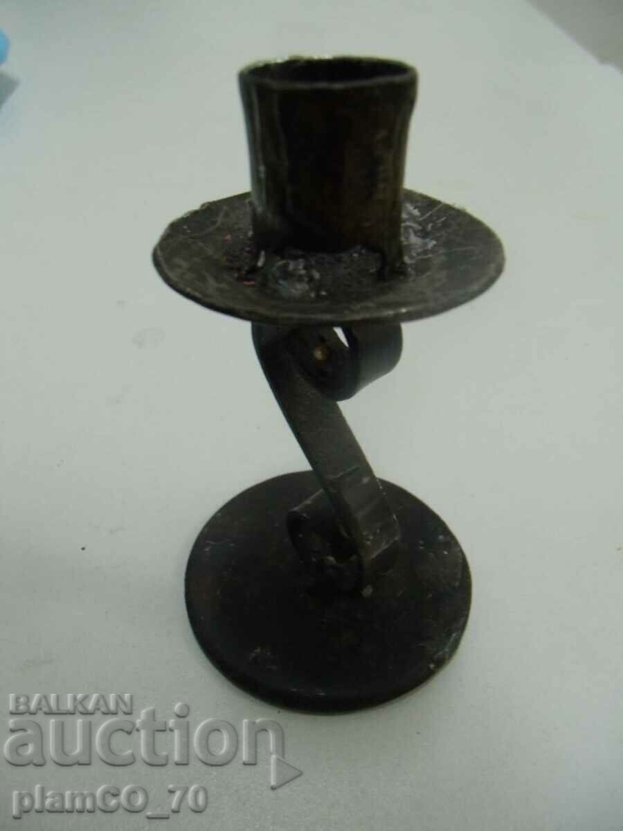 Αρ.*6596 Παλιό κηροπήγιο από σφυρήλατο σίδερο με τιμή 10.00 BGN | € 5.11 Αρ.*6596 Παλιό κηροπήγιο από σφυρήλατο σίδερο με τιμή 10.00 BGN | € 5.11