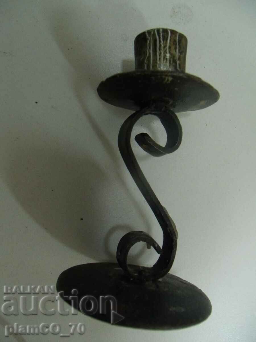 Δημοπρασία Αρ.*6596 Παλιό κηροπήγιο από σφυρήλατο σίδερο Δημοπρασία Αρ.*6596 Παλιό κηροπήγιο από σφυρήλατο σίδερο