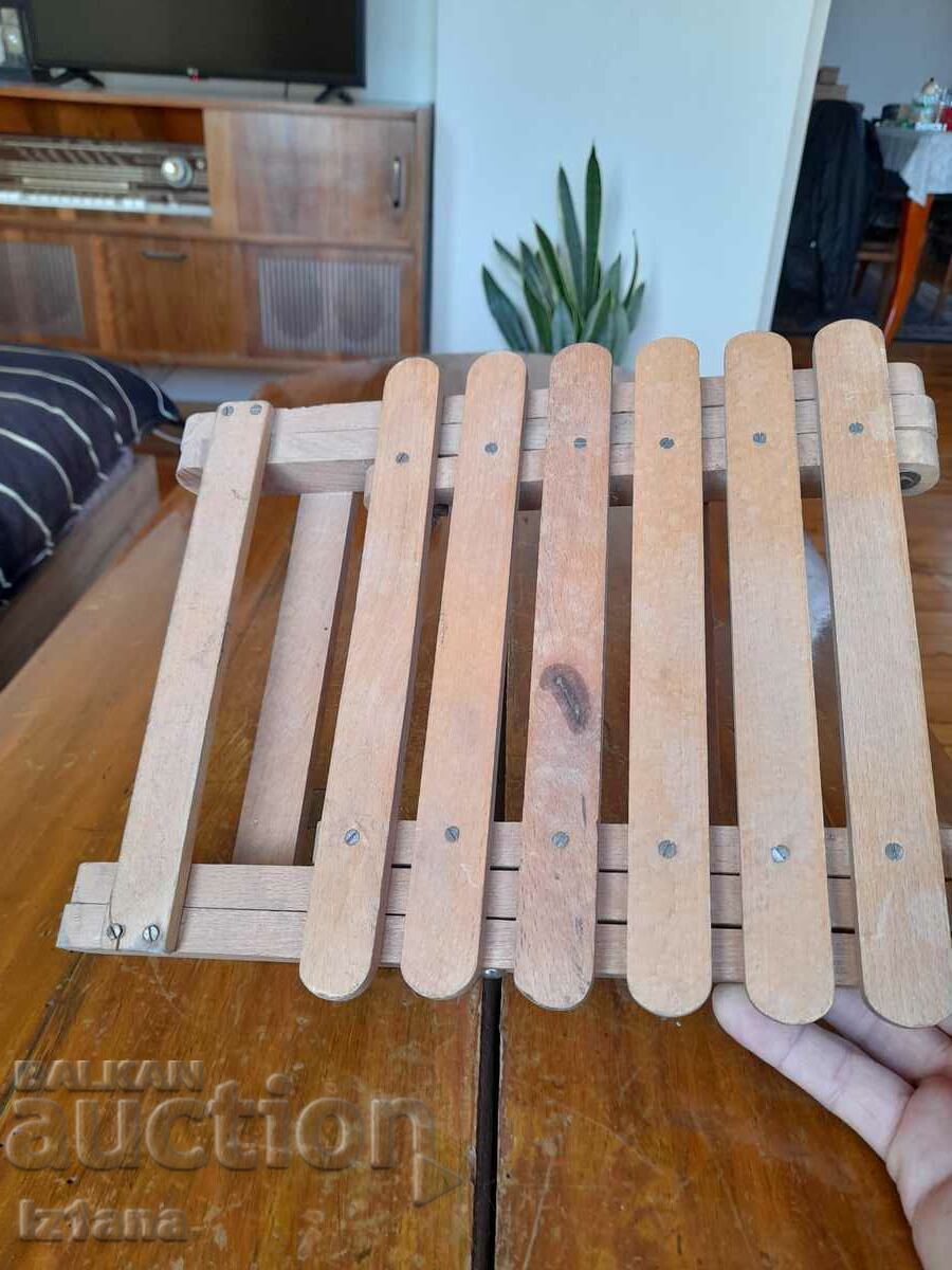 Old children's folding chair, chair with price 25.00 BGN | € 12.78 Old children's folding chair, chair with price 25.00 BGN | € 12.78