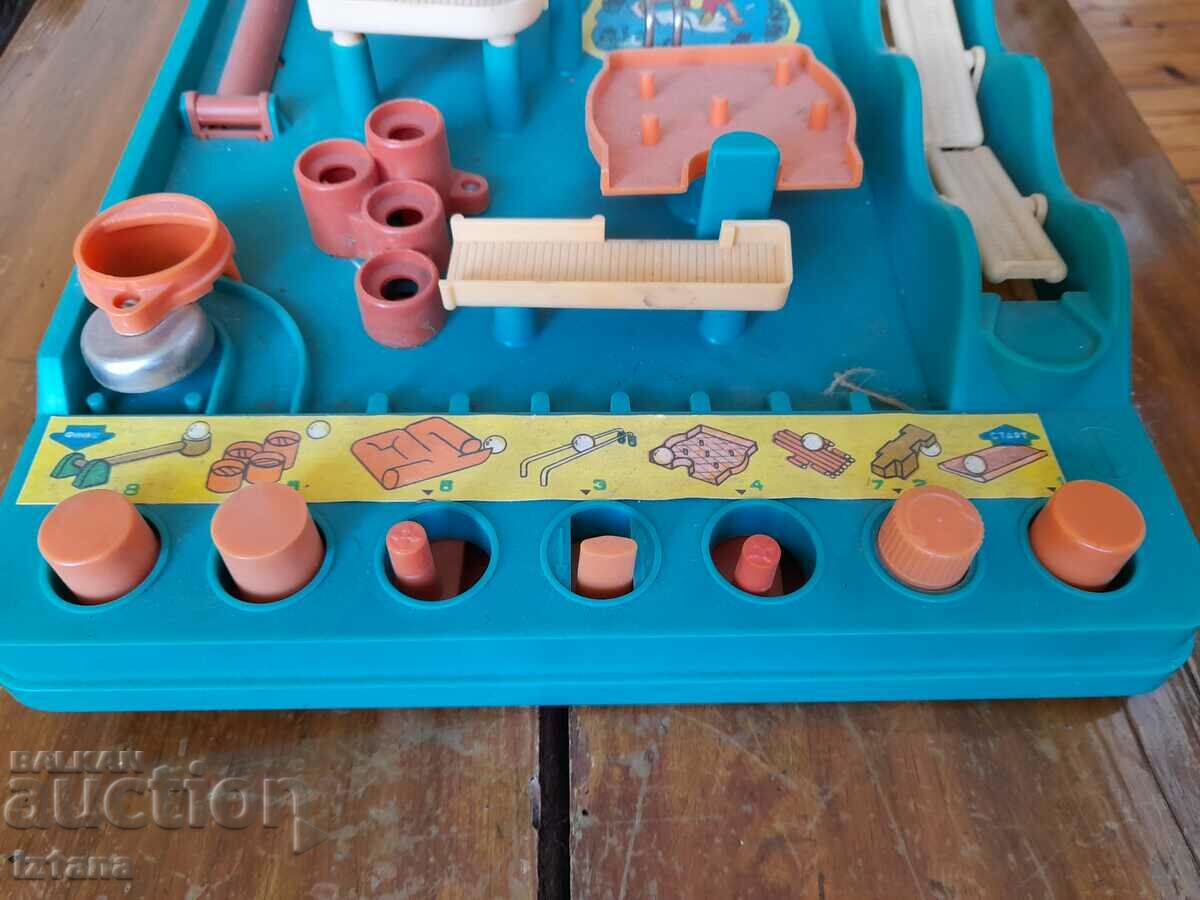 Delivery of An old children's game Who is faster