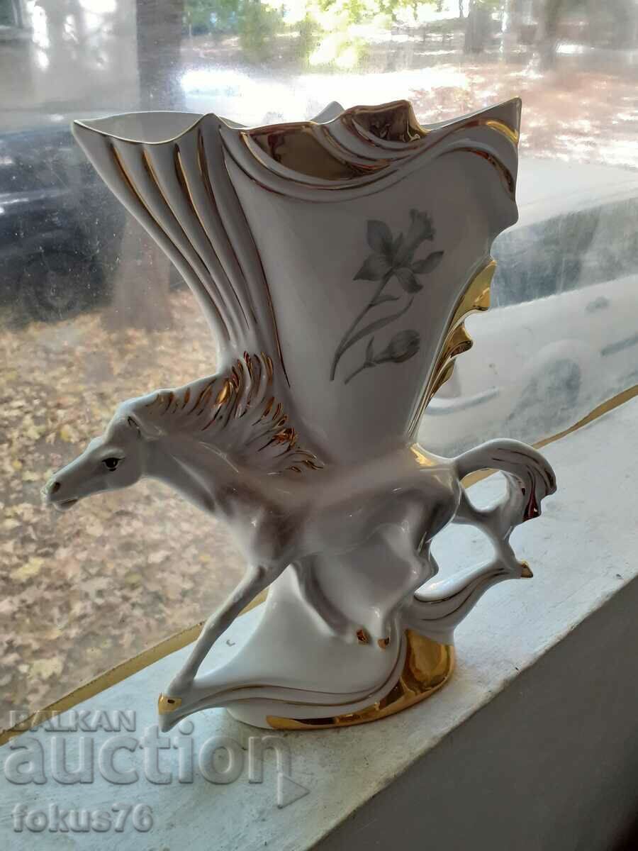 Ένα όμορφο πορσελάνινο μεγάλο βάζο με άλογο με επιχρύσωση και σήμανση με τιμή 150.00 BGN | € 76.69 Ένα όμορφο πορσελάνινο μεγάλο βάζο με άλογο με επιχρύσωση και σήμανση με τιμή 150.00 BGN | € 76.69
