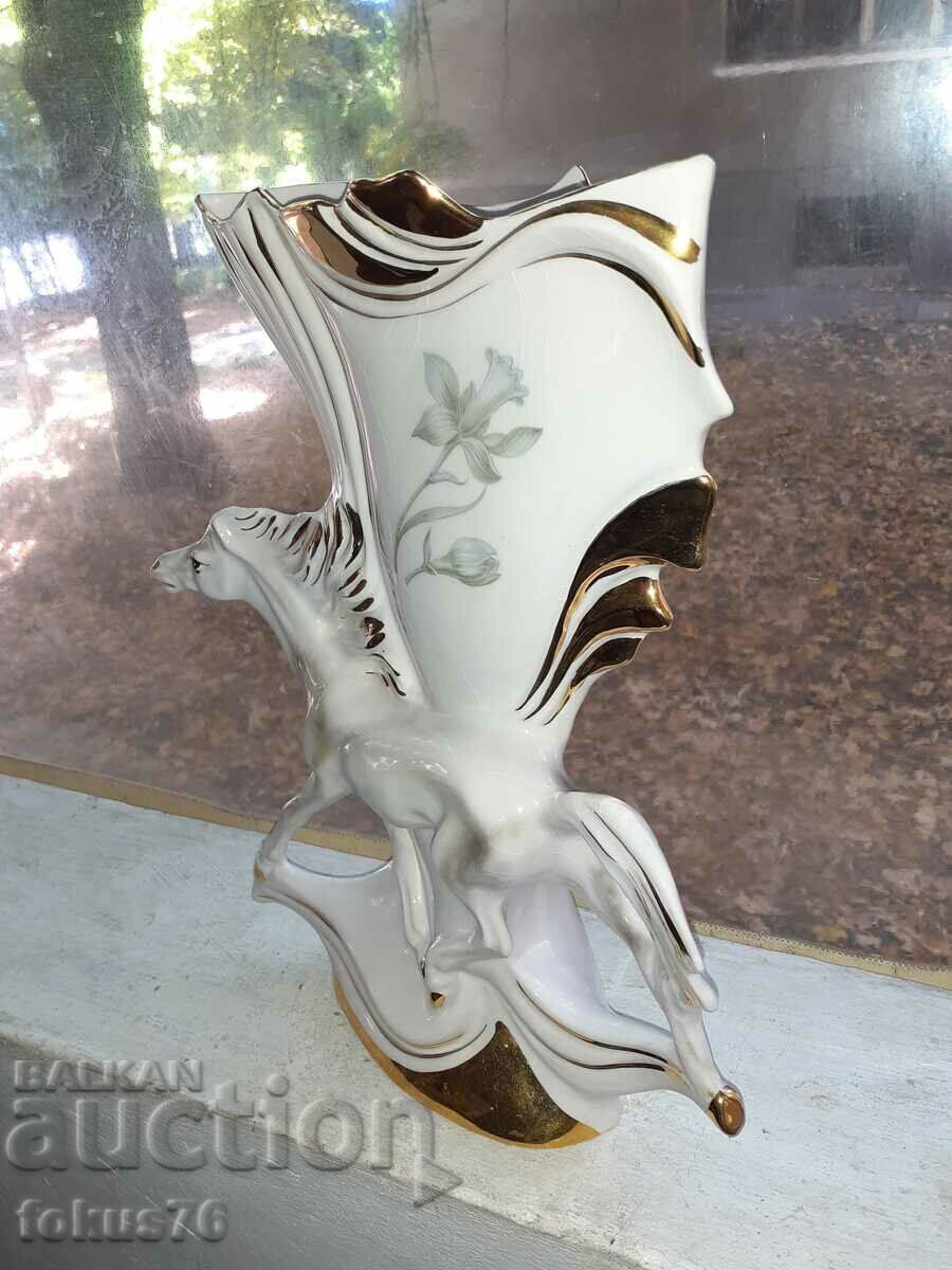 Δημοπρασία Ένα όμορφο πορσελάνινο μεγάλο βάζο με άλογο με επιχρύσωση και σήμανση Δημοπρασία Ένα όμορφο πορσελάνινο μεγάλο βάζο με άλογο με επιχρύσωση και σήμανση