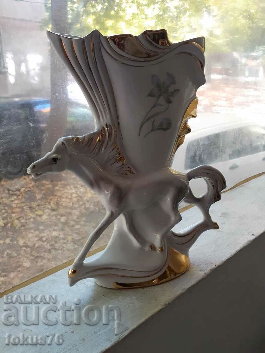 Παράδοση Ένα όμορφο πορσελάνινο μεγάλο βάζο με άλογο με επιχρύσωση και σήμανση Παράδοση Ένα όμορφο πορσελάνινο μεγάλο βάζο με άλογο με επιχρύσωση και σήμανση