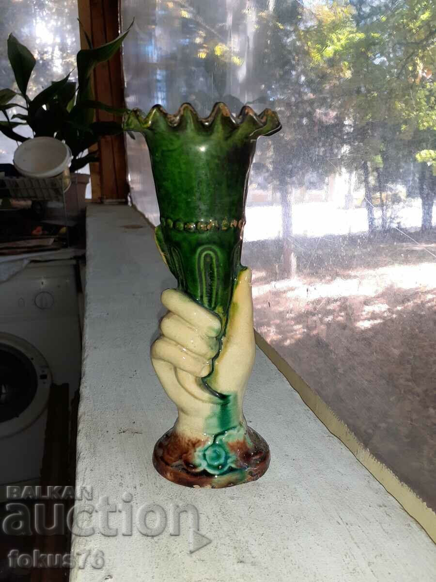 Vaza unica - mana omului - ceramica troiana