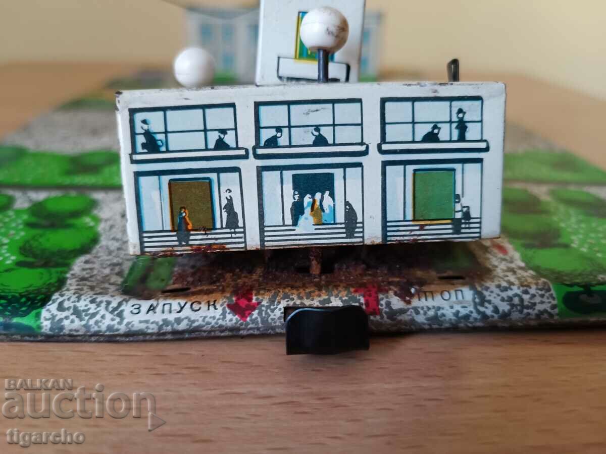 Доставка на Ламаринена играчка Доставка на Ламаринена играчка