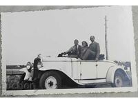 Παλιά φωτογραφία ενός αυτοκινήτου της δεκαετίας του 1930