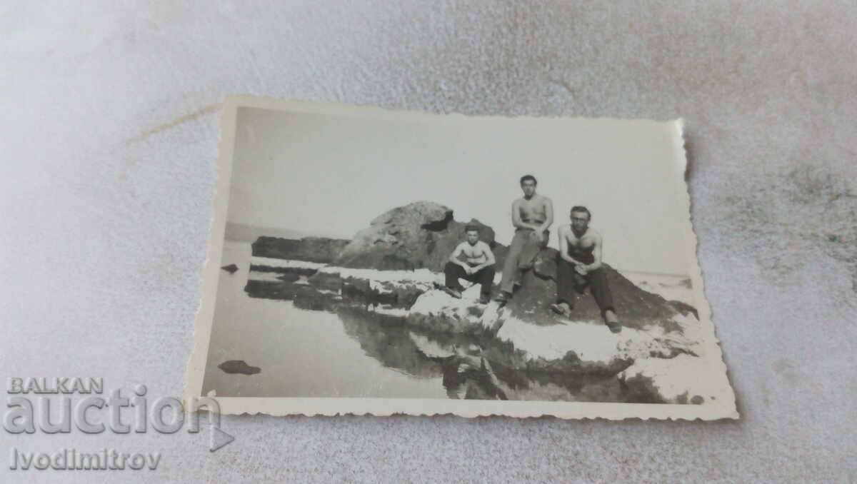 Φωτογραφία Varna Pod Galata Τρεις άντρες σε βράχια δίπλα στη θάλασσα